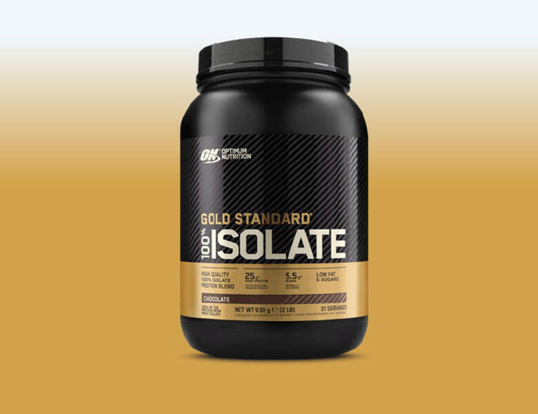Produktfoto af en sort og gul sortimentbøtte med Optimum Nutrition Gold Standard 100% Isolate whey proteinpulver (valleproteinisolat), hvor etiketten viser “Gold Standard 100% Isolate”, “25 g protein” og “Low Fat & Sugars”. Bøtten er placeret centralt på en jævn gul-orange gradient baggrund.