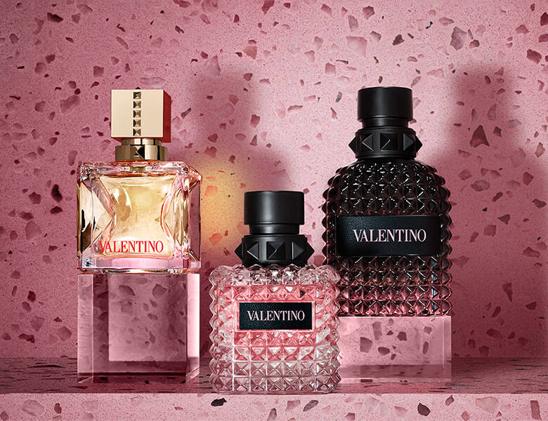 Her ses tre af Valentinos mest solgte parfumer på en lyserød baggrund. 