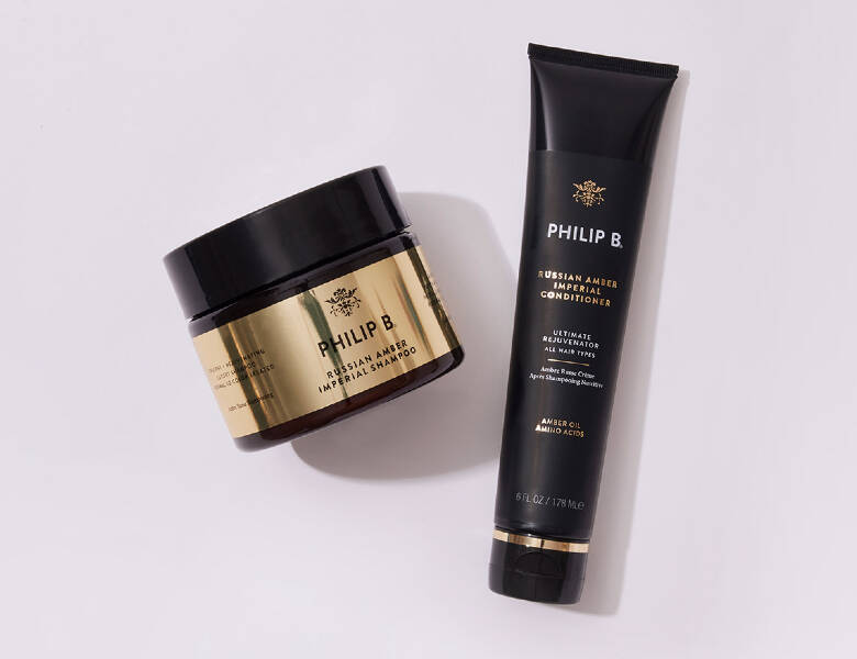 Her ses to sorte og guld Philip B produkter på en lys baggrund.