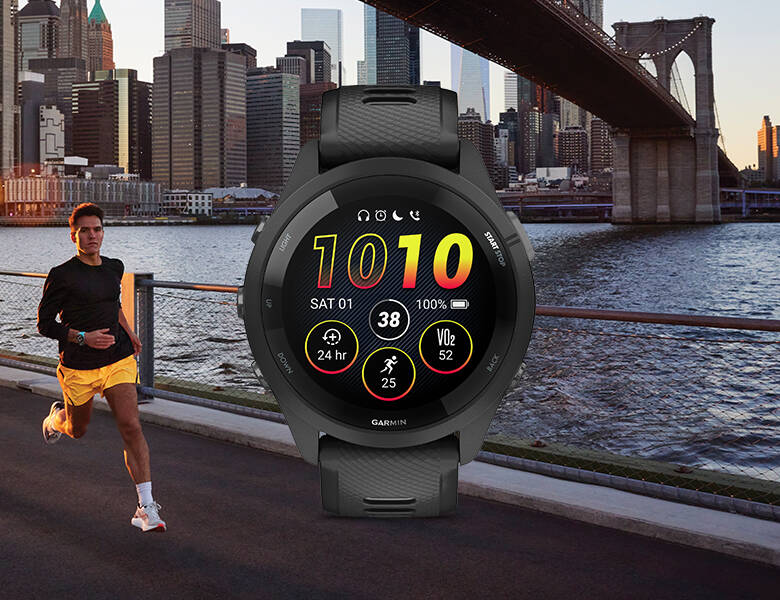 and løber langs en promenade ved vandet med en storby og bro i baggrunden, mens et sort Garmin smartwatch med træningsdata vises stort i forgrunden.