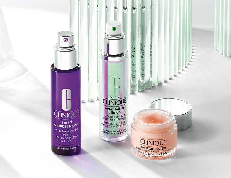 Her ses tre clinique produkter, som står på et gråt bord med mintgrønne glas.