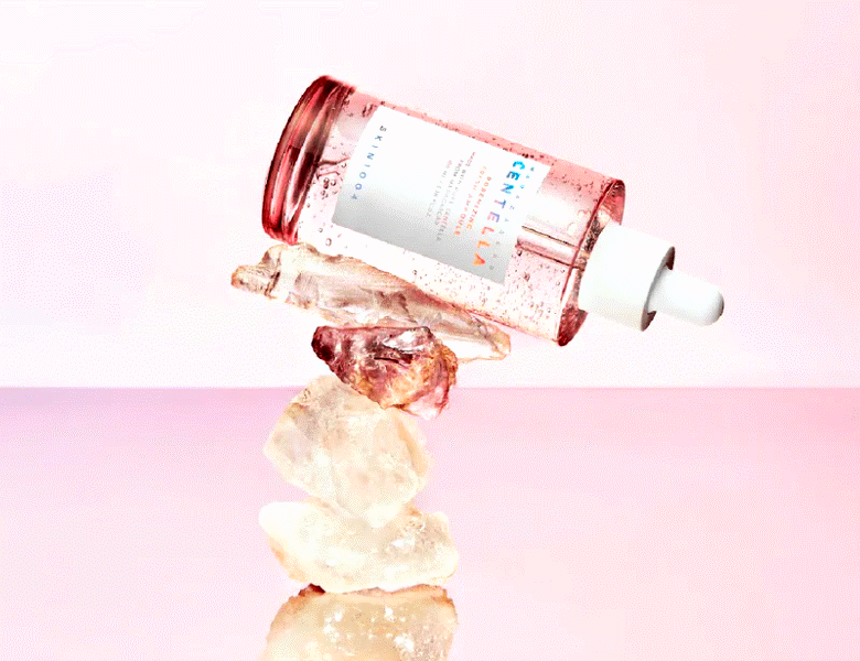 Her ses en lyserød baggrund med en lyserød serum i midten.