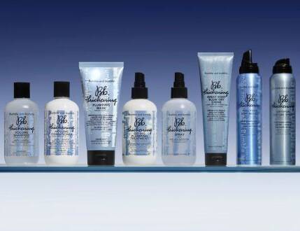 Her ses en blå baggrund med otte produkter, som alle har noget blåt i sig. 