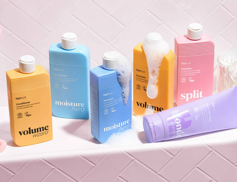 Her ses farverige Hairlust produkter på lyserøde klinker. 