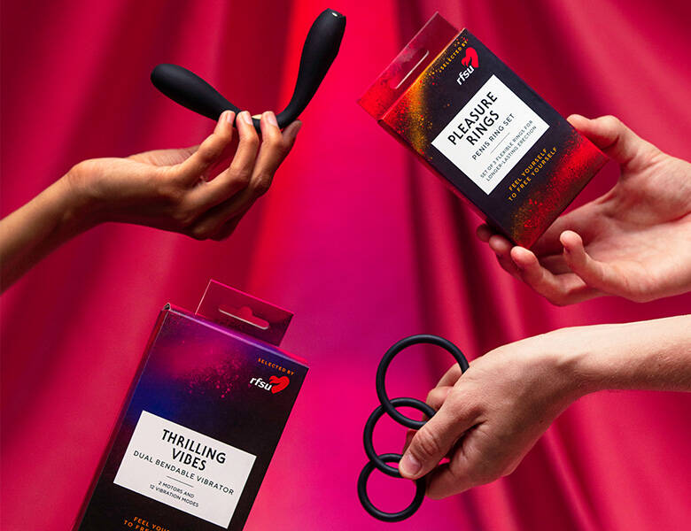 Her ses en rød baggrund med tre hænder, som holder forskellige produkter. 