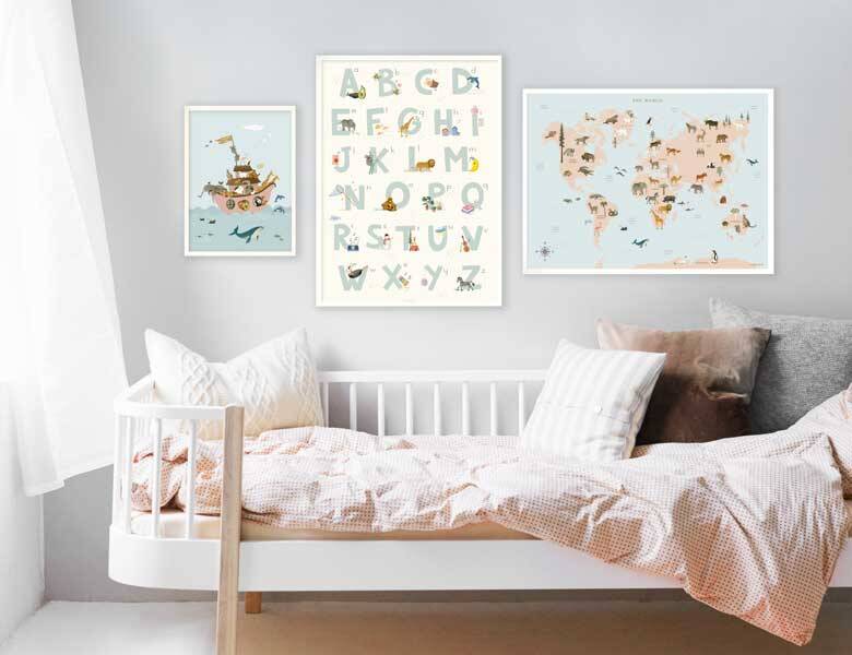 Her ses et billede af et børneværelse, hvor der hænger alderspassende plakater på væggen.