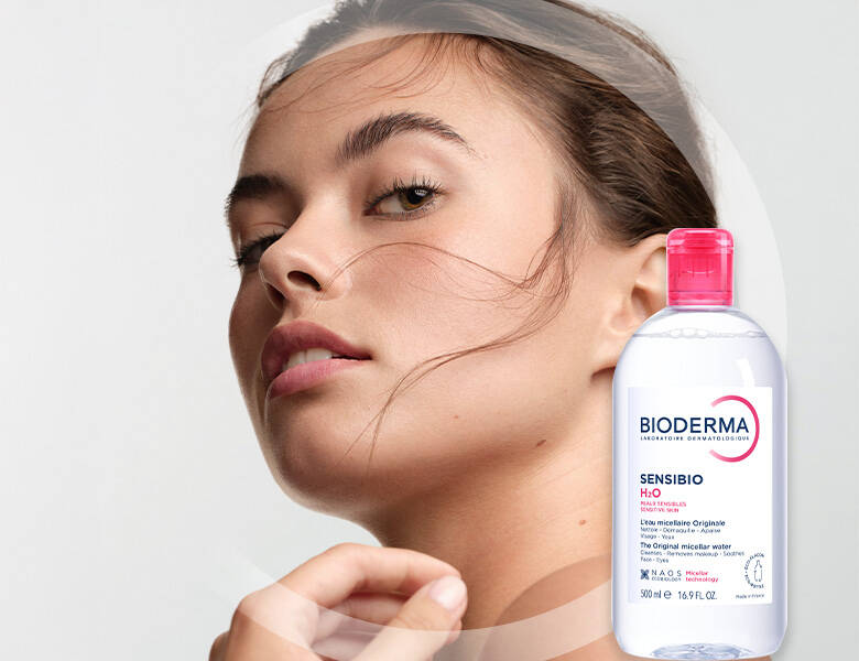 Her ses ansigtet af en kvinde med et BIODERMA produkt foran sig.