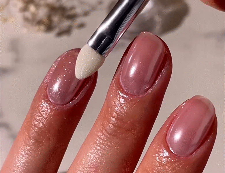 Her ses en, som er ved at tage chrome på sine negle. 