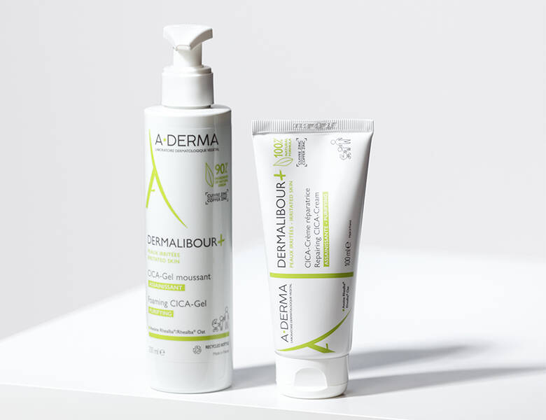 Her ses to A-DERMA produkter på en hvid baggrund.