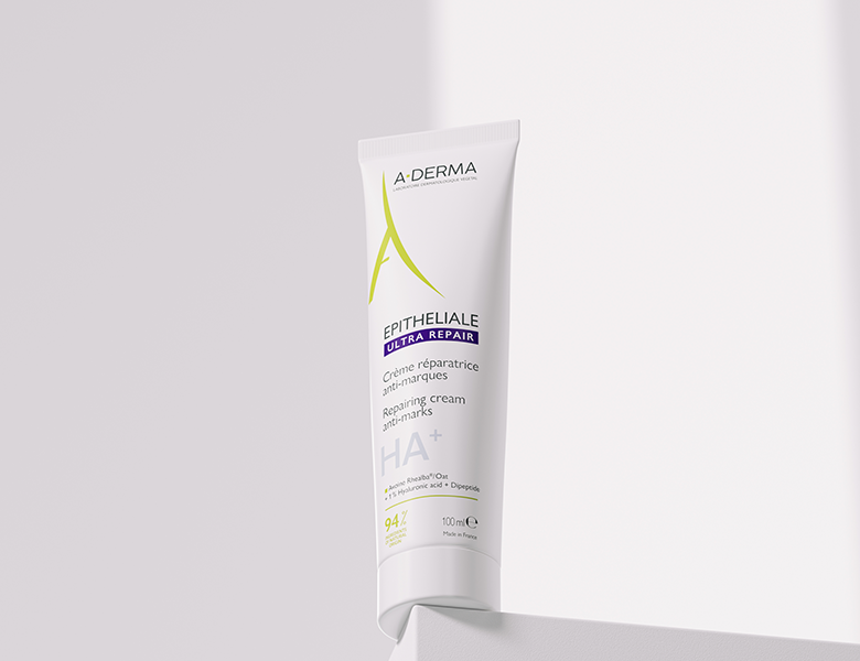 Her ses en A-DERMA Epitheliale Ultra Repair creme i hvid emballage på en lys baggrund.