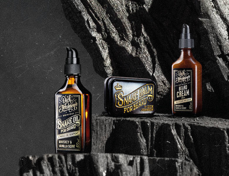 Her ses en mørk grotte med tre mørke Dick Johnson produkter. 