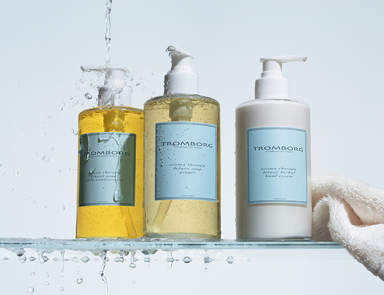 Her ses en hvid baggrund med fire cremer.