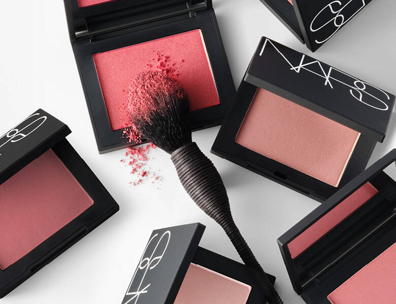 Her ses en hvid baggrund med flere åbne Nars blushes i forskellige farver. 