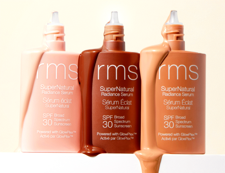 Her ses tre RMS makeup produkter til ansigtet i forskellige farver. Baggrunden er lys.