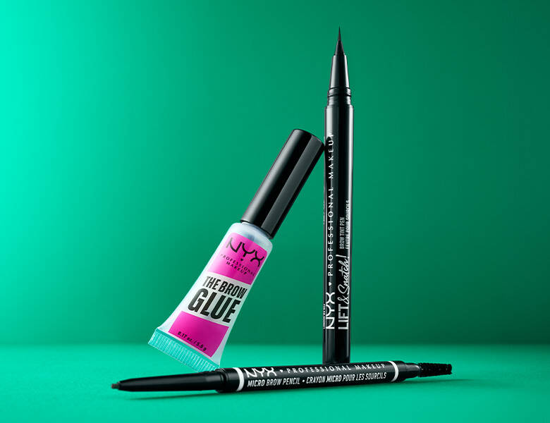 Her ses en grøn baggrund med tre NYX produkter til øjenbrynene.