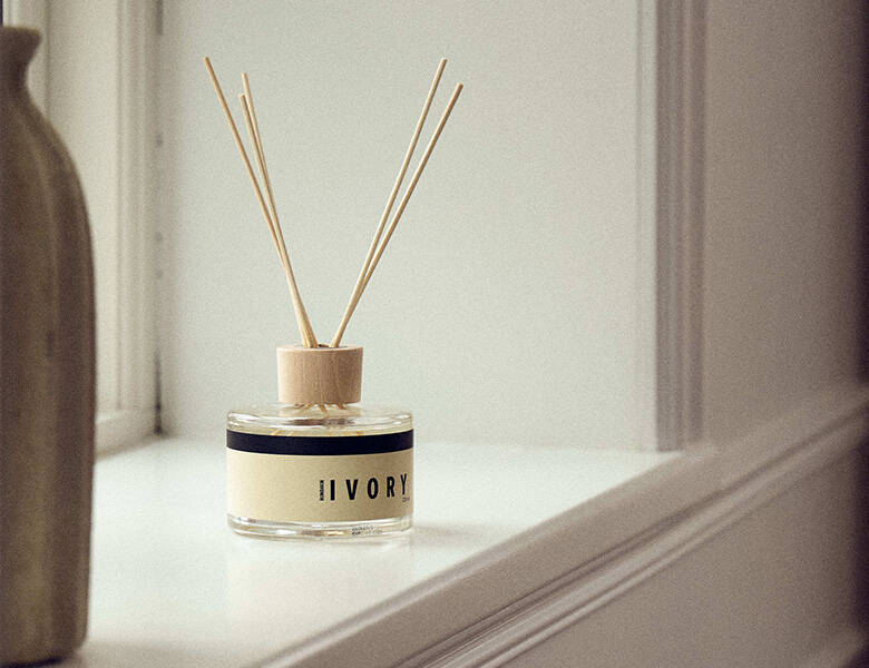 Her ses nogle duftpinde stå i en hvid vindueskarm.