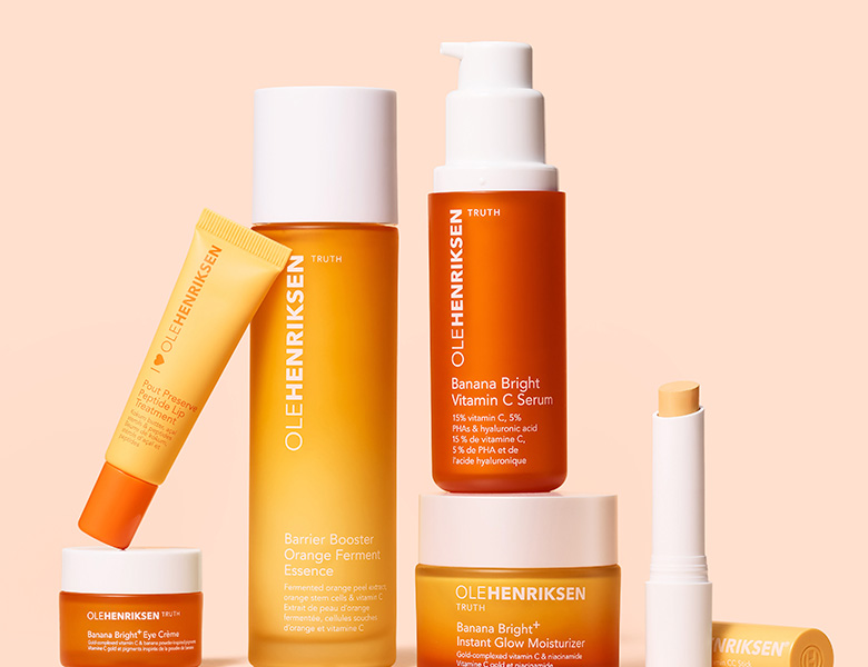 Her ses OLE HENRIKSEN hudplejeprodukter i orange emballage på en lys baggrund.