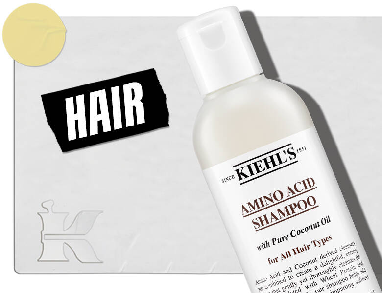 Her ses en lysegrå baggrund med et Kiehl's produkt til højre. I venstre side ses et sort skilt med "hair" i hvid. 