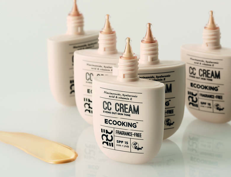 Her ses en lys baggrund med fem af det samme Ecooking makeupprodukt. 