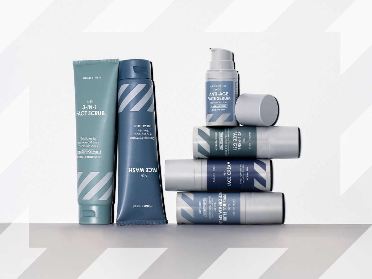 Her ses et udvalg af Matas Striber Men-ansigtsplejeprodukter i blå, grå og grønne emballager. Sortimentet omfatter 3-in-1 Face Scrub, Face Wash, Anti-Age Face Serum, Oil-Free Face Gel, Face Cream og Anti-Age Face Cream SPF 30. Produkterne er arrangeret samlet mod en lys baggrund.