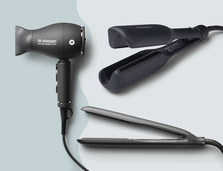 Her ses en blå baggrund med tre sorte styling tools. 