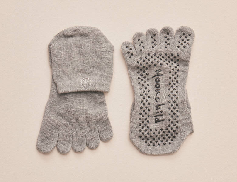 Her ses en lys baggrund med et par grå sokker. 