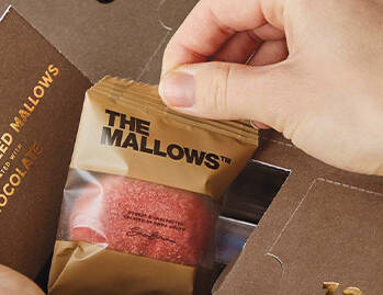 Rød Mallow i indpakning, som tages ud af en brun pap julekalender