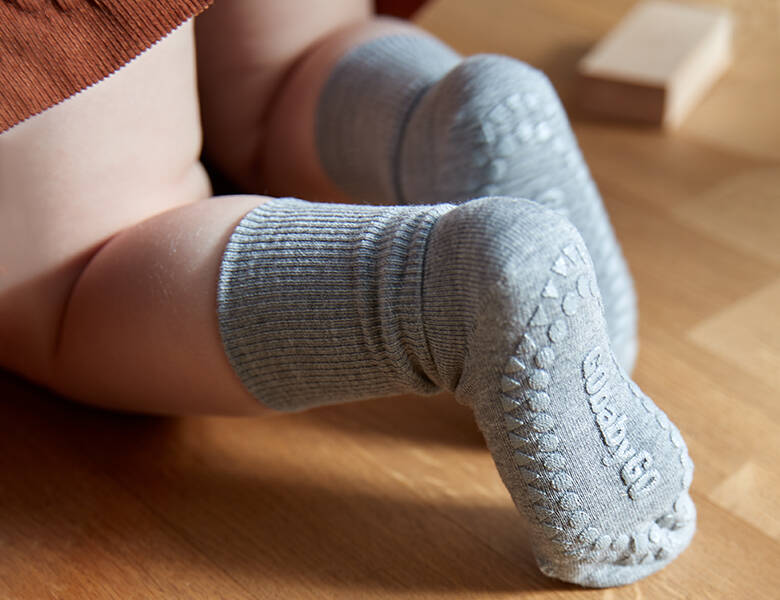 Her ses et close-up billede af et par grå bambusstrømper. 