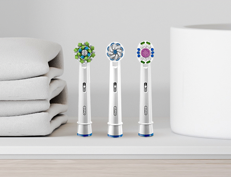 Her ses tre forskellige børstehoveder på en hvid baggrund. 