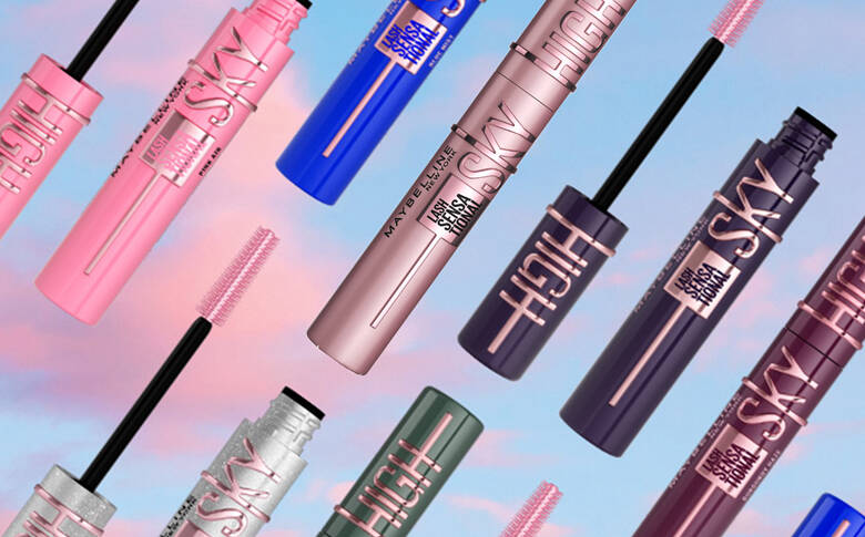 Her ses en blå himmel med lyserøde skyer. Der flyver forskellige slags mascaraer fra Maybelline rundt. 