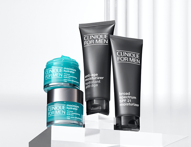 Her ses fire Clinique produkter til mænd. Baggrunden er hvid.
