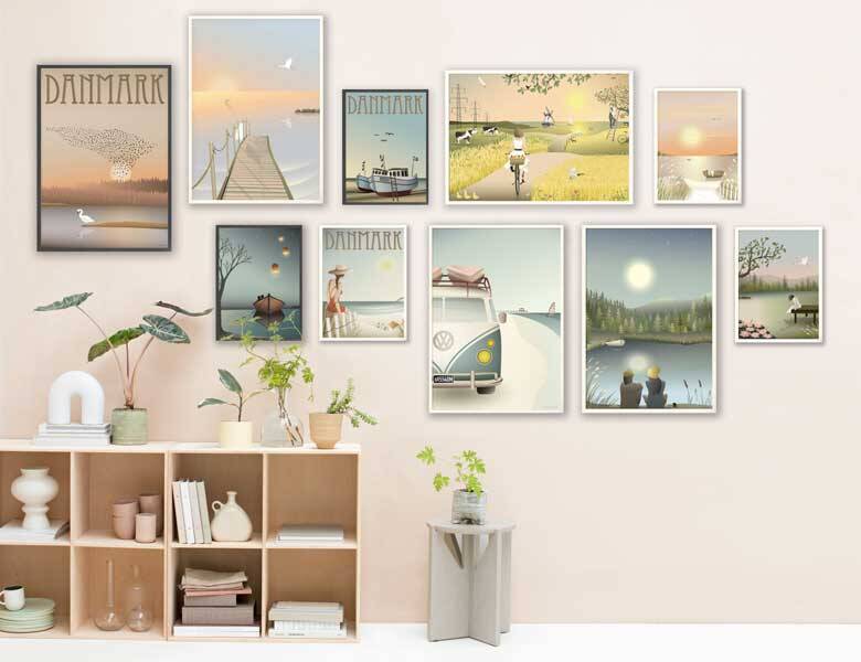 Her ses et værelse med en masse plakater.