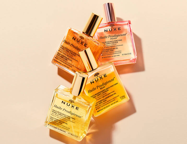 Her ses en lys baggrund med fire produkter. 