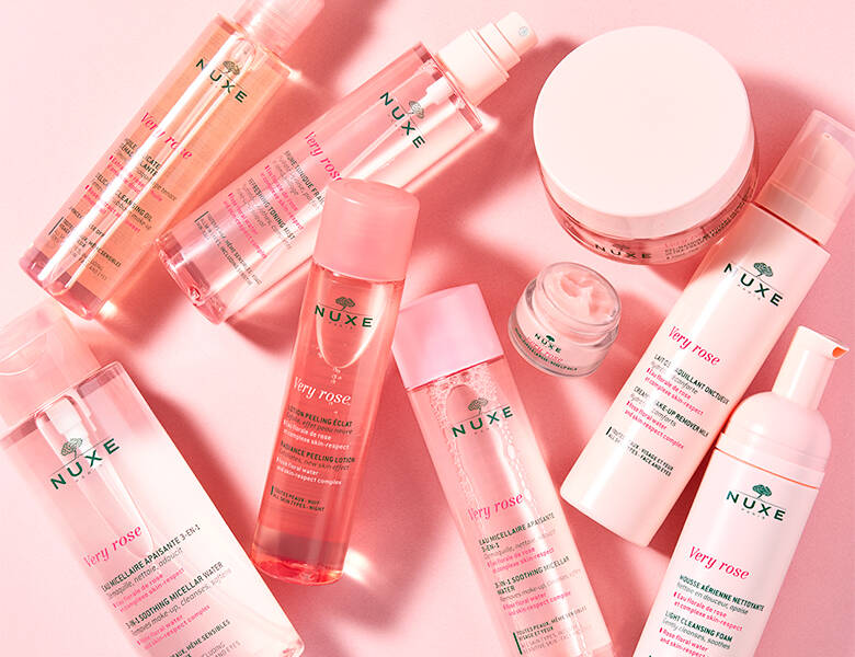 Her ses en lyserød baggrund med en masse lyserøde produkter.