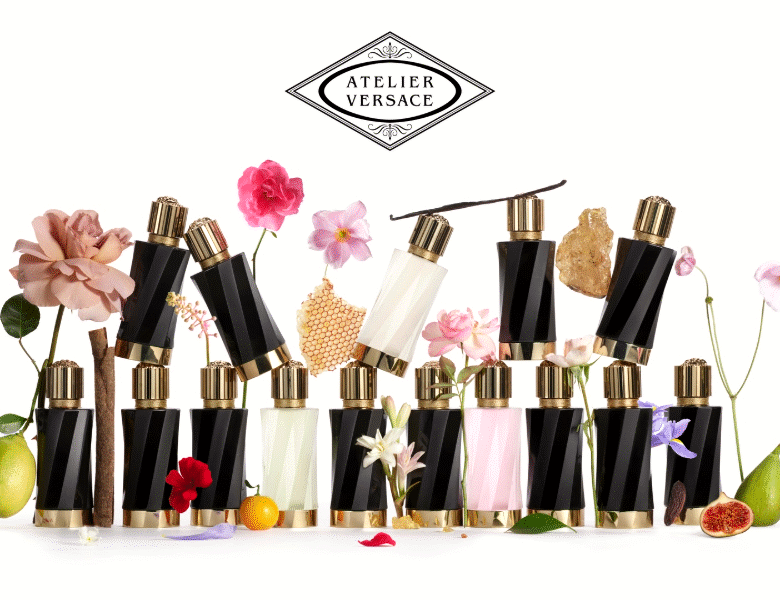 Her ses en masse Atelier Versace parfumer med sorte, hvide og guldfarvede flakoner omkrivet af farvede blomster. Baggrunden er hvid og ovenover står der Atelier Versace.