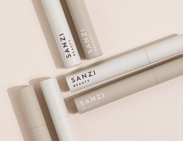 Her ses seks produkter i neutrale farver på den lyse baggrund. 