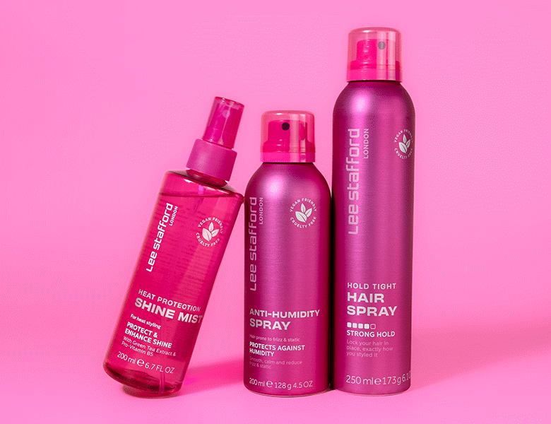 Her ses en pink baggrund med tre pink produkter. 