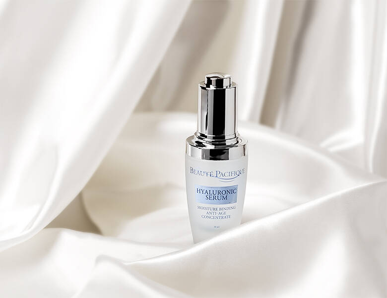 Her ses en klar serum i et hvidt lagen. 