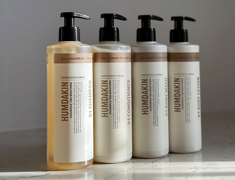 Her ses en grå baggrund med fire Humdakin produkter på række.