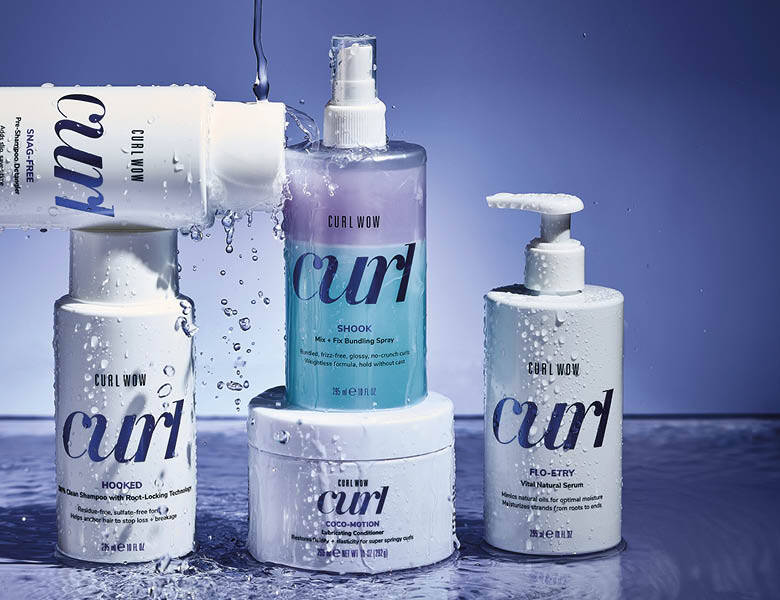 En serie af Color wow produkter står på en overfalde med vand