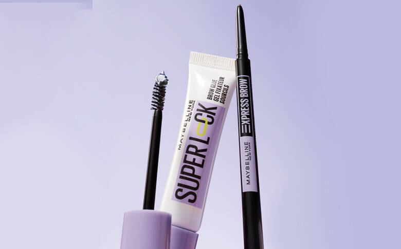 Her ses en lilla baggrund med produkter til øjenbrynene fra Maybelline. 