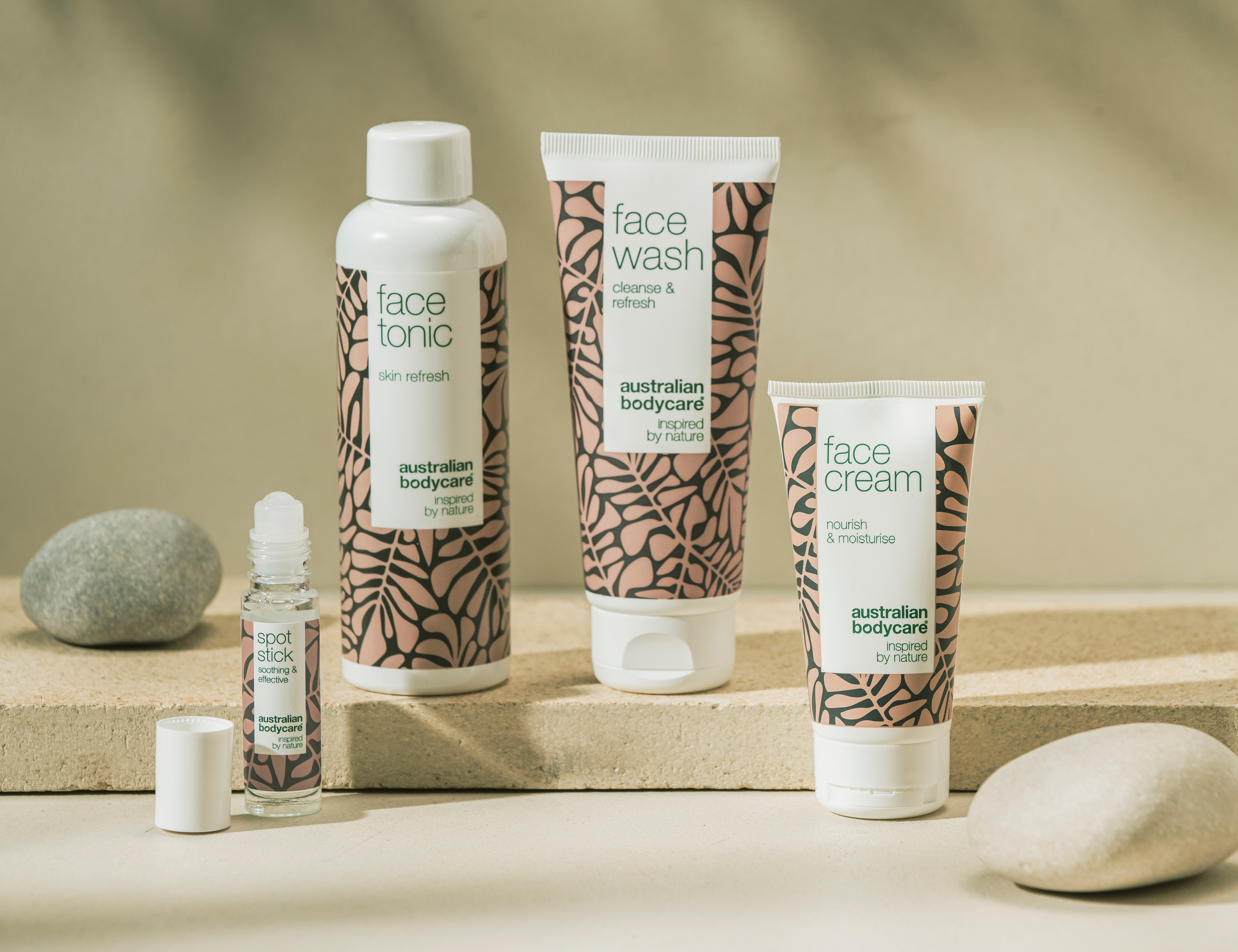 Her ses australian bodycare ansigtsprodukter – face tonic, face wash, face cream og spot stick på en lys baggrund.