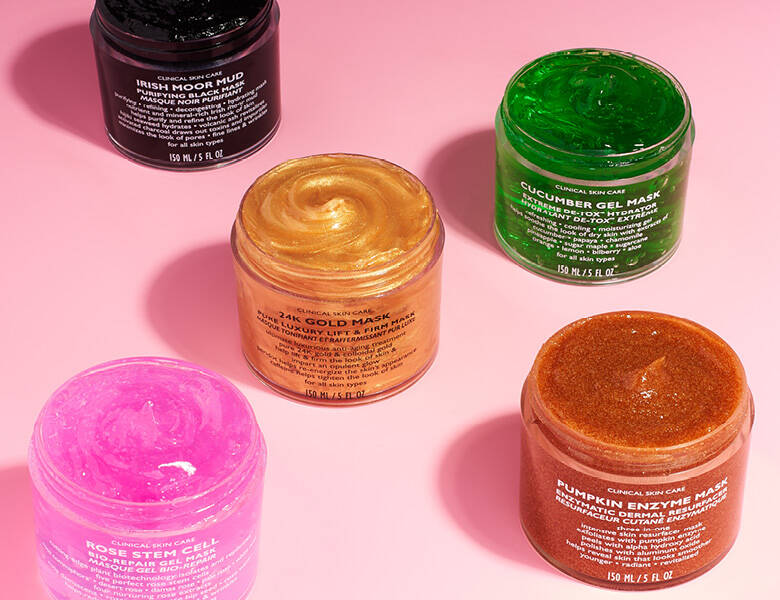 Her ses en lyserød baggrund med fem produkter i forskellige farver. 