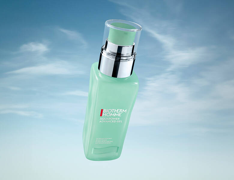 Her ses et grønt Biotherm produkt svæve rundt på en blå himmel. 