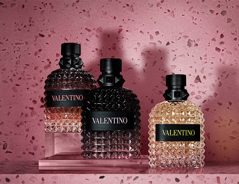 Her ses tre parfumer fra Valentino til herre på en lyserød baggrund. 