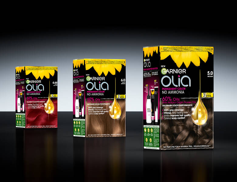 Her ses en mørk baggrund med tre produkter. 