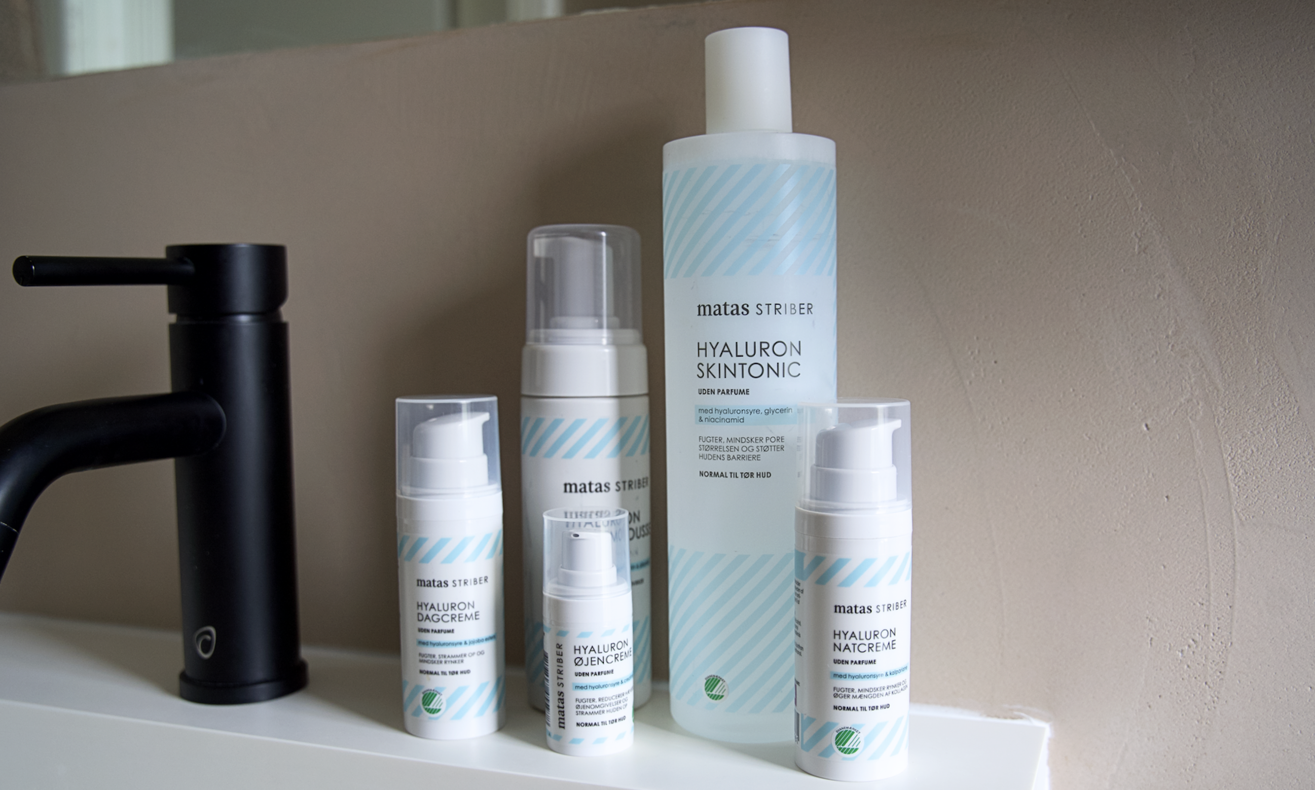 En samling Matas Striber Hyaluron hudplejeprodukter: skintonic, dagcreme, øjencreme og natcreme, på en hvid hylde.