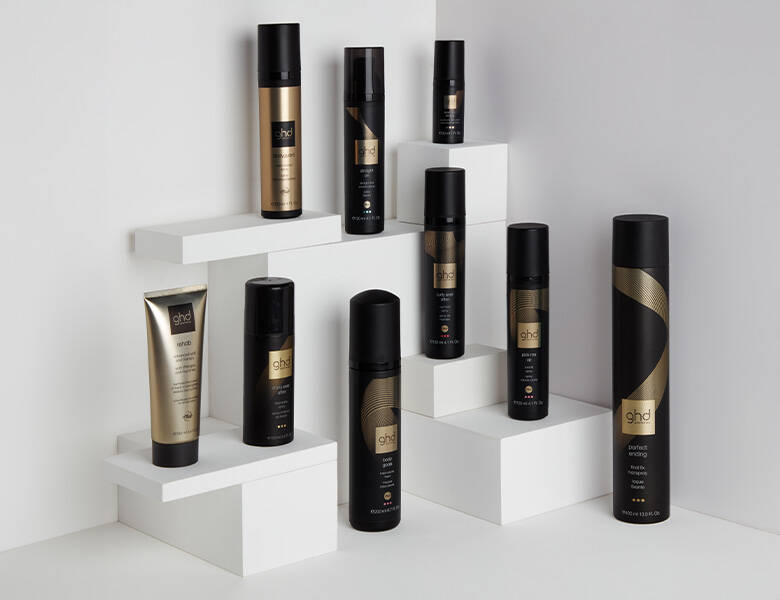 Her ses en lys baggrund med en masse forskellige stylingprodukter. 