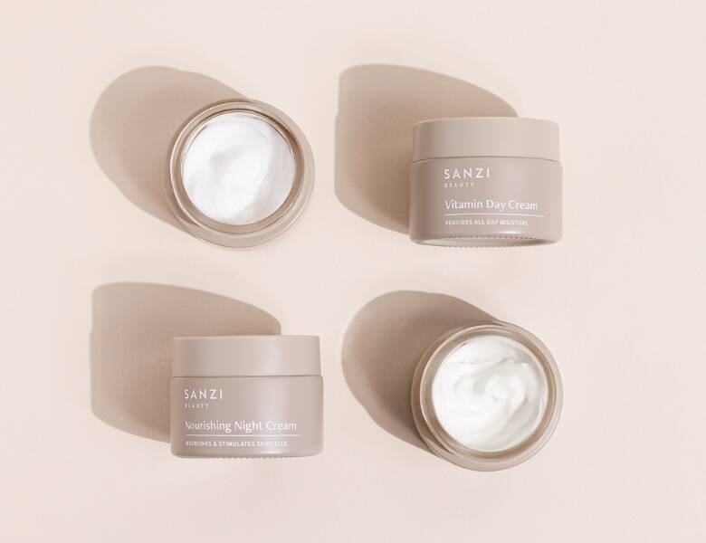 Her ses fire cremer i grå indpakning på en lys baggrund.