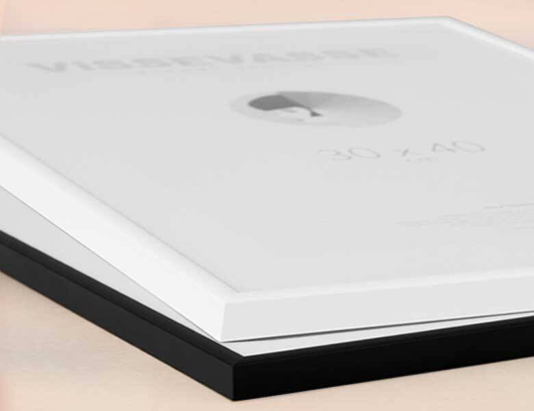 Her ses en lys baggrund, hvor der ligger en hvid ramme ovenpå en sort ramme.